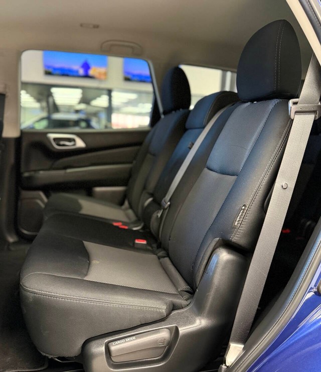 Nissan Pathfinder Vehicle Full-screen Gallery Image 15