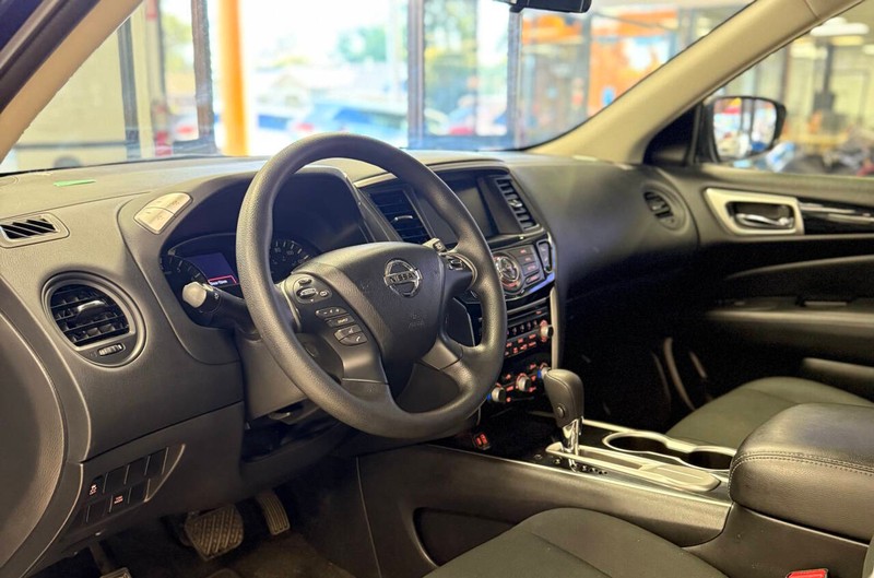 Nissan Pathfinder Vehicle Full-screen Gallery Image 09