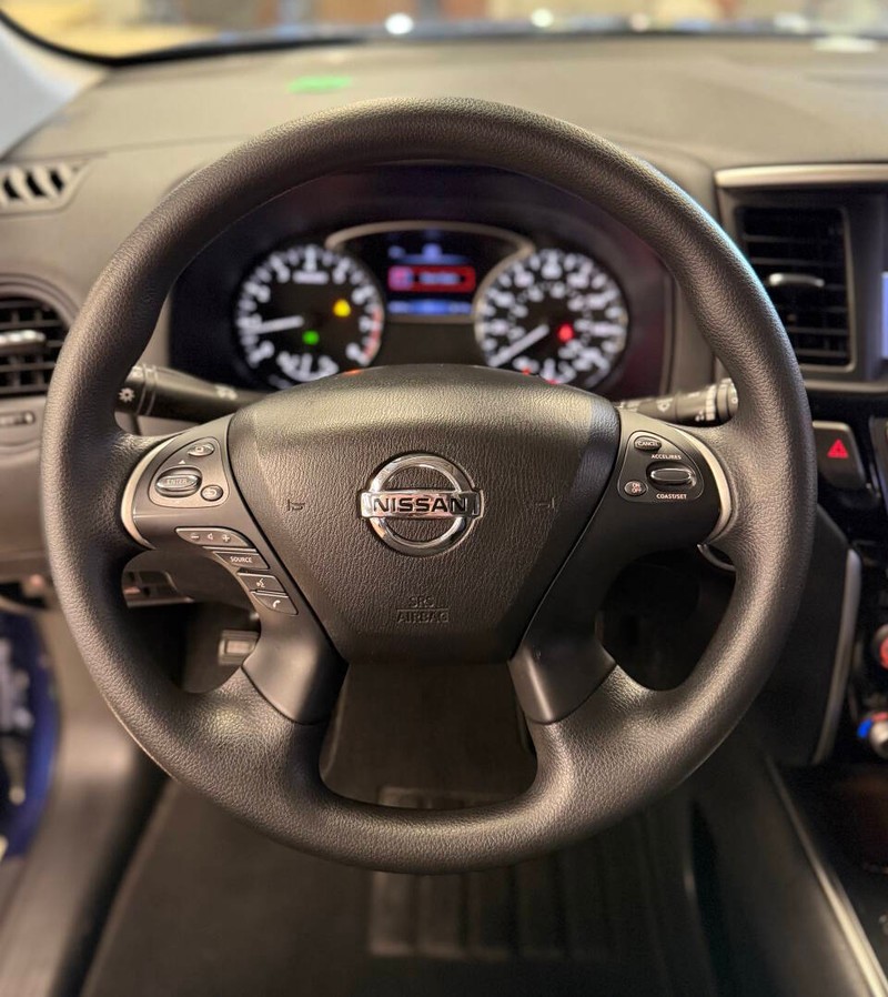Nissan Pathfinder Vehicle Full-screen Gallery Image 10