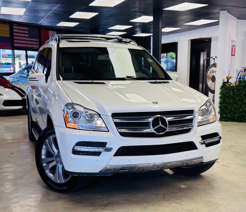 Mercedes-Benz GL-Class Vehicle Full-screen Gallery Image 02