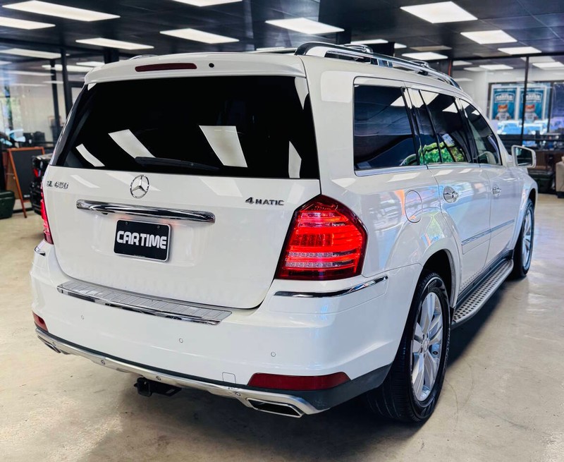 Mercedes-Benz GL-Class Vehicle Full-screen Gallery Image 07