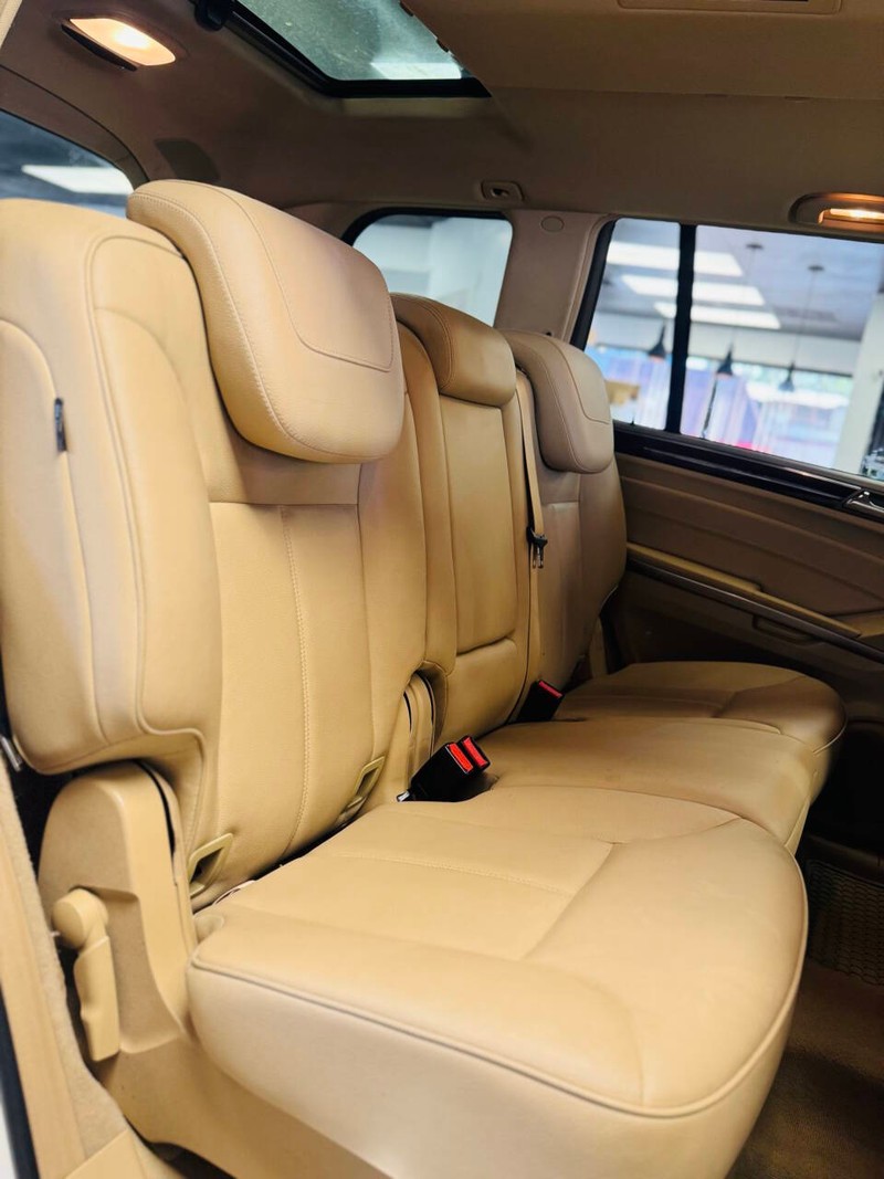Mercedes-Benz GL-Class Vehicle Full-screen Gallery Image 14