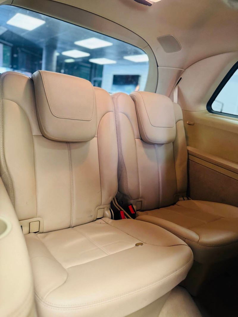 Mercedes-Benz GL-Class Vehicle Full-screen Gallery Image 15