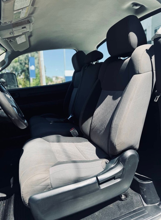 Toyota Tundra Vehicle Full-screen Gallery Image 11