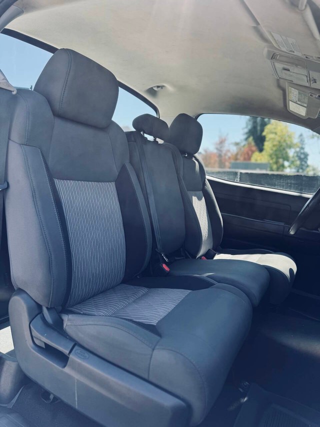 Toyota Tundra 4WD Vehicle Full-screen Gallery Image 12