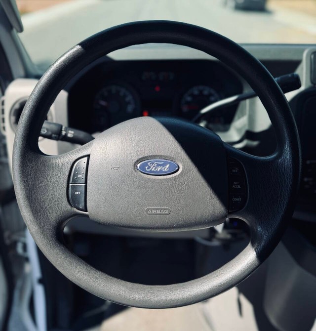 Ford E-Series Vehicle Full-screen Gallery Image 09