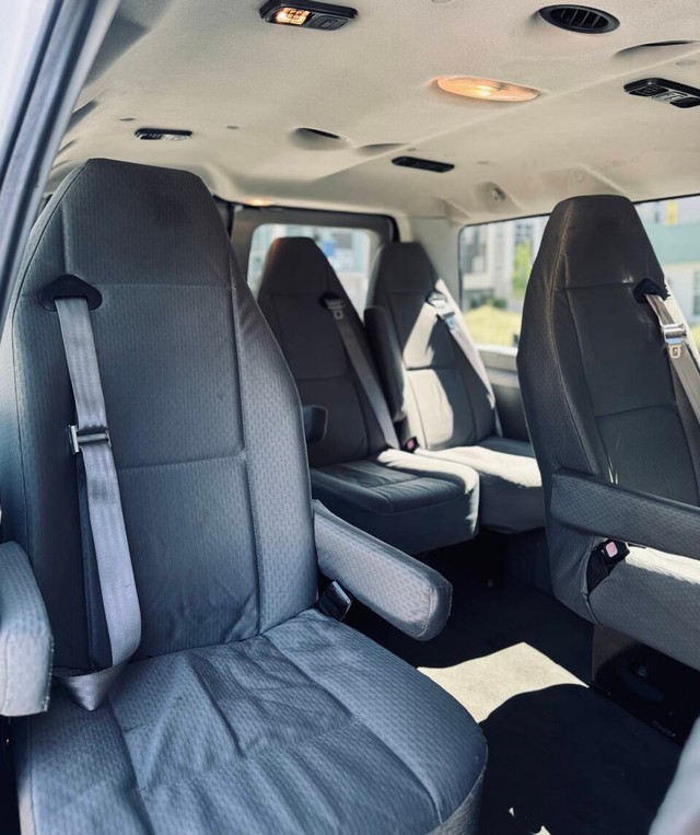 Ford E-Series Vehicle Full-screen Gallery Image 12