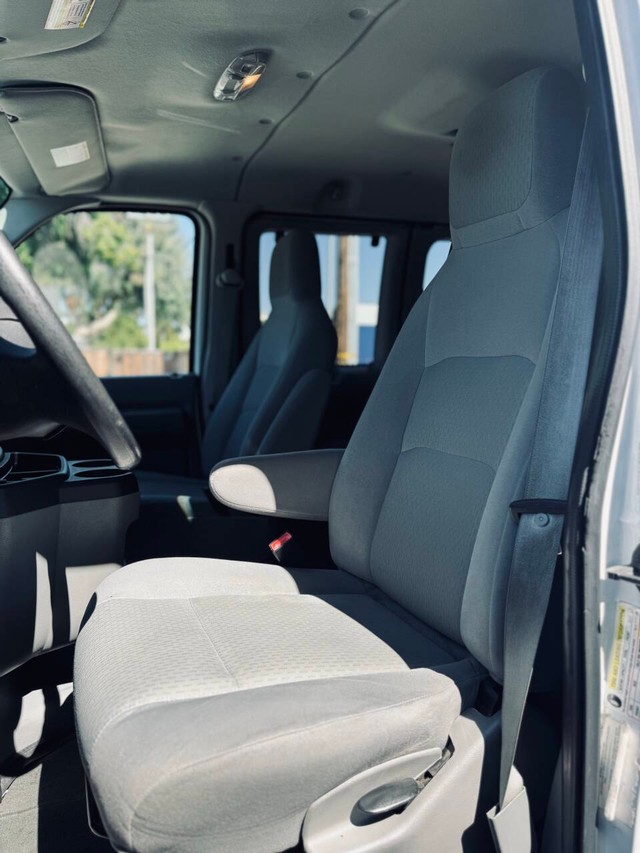 Ford E-Series Vehicle Full-screen Gallery Image 14