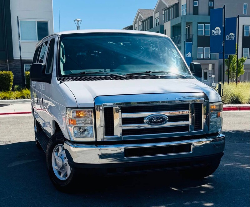 Ford E-Series Vehicle Full-screen Gallery Image 03