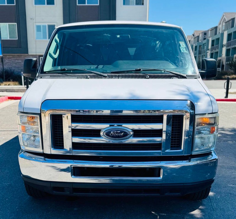 Ford E-Series Vehicle Full-screen Gallery Image 04