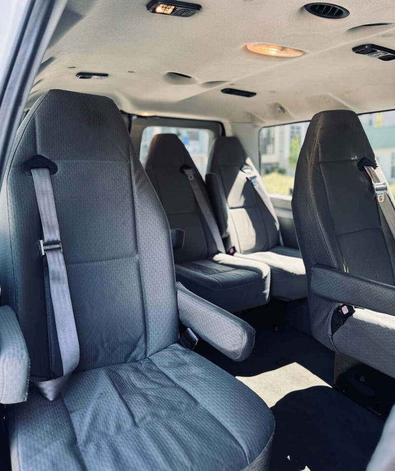 Ford E-Series Vehicle Full-screen Gallery Image 14
