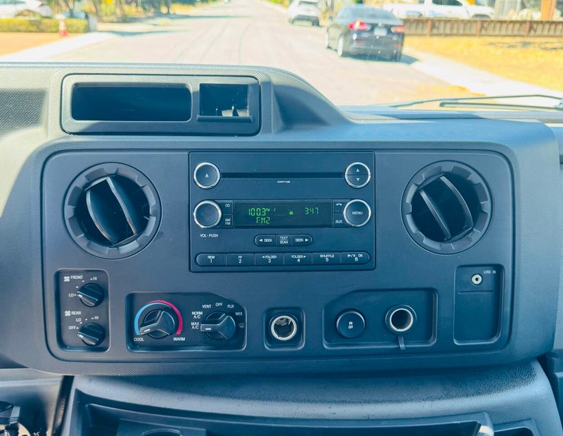 Ford E-Series Vehicle Full-screen Gallery Image 17