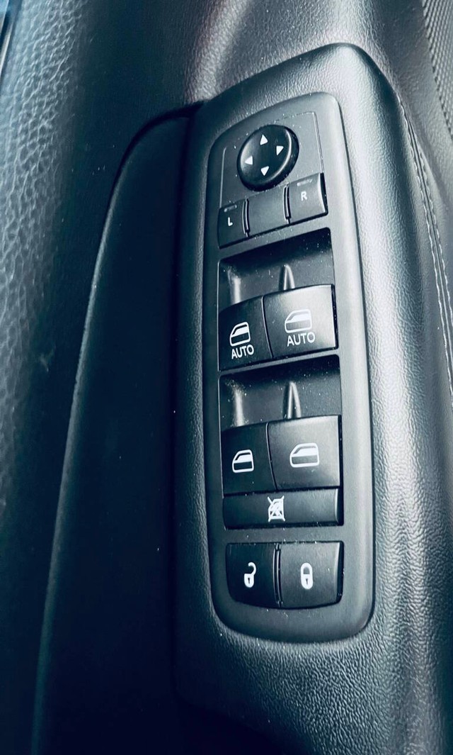 Jeep Grand Cherokee Vehicle Full-screen Gallery Image 17