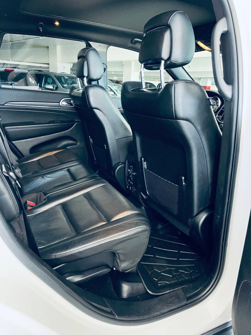 Jeep Grand Cherokee Vehicle Full-screen Gallery Image 13