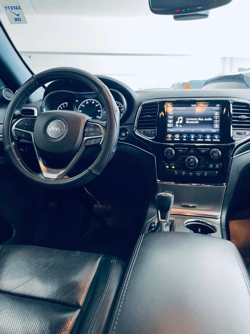 Jeep Grand Cherokee Vehicle Full-screen Gallery Image 16
