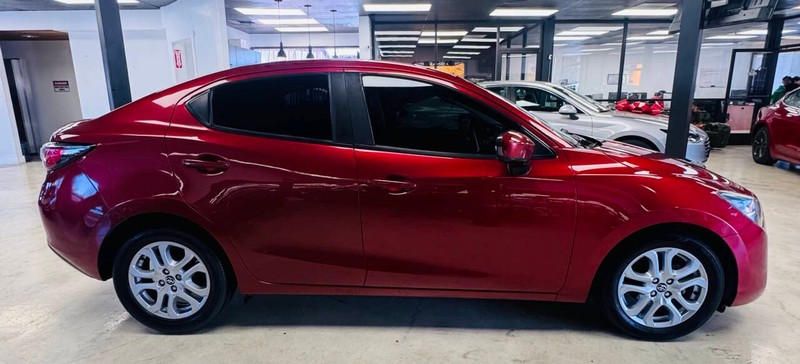 Toyota Yaris iA Vehicle Full-screen Gallery Image 04