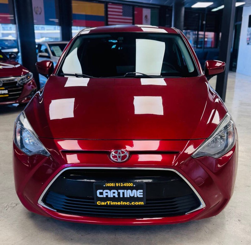 Toyota Yaris iA Vehicle Full-screen Gallery Image 08