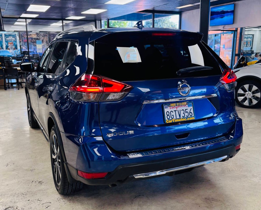 Nissan Rogue Vehicle Full-screen Gallery Image 04