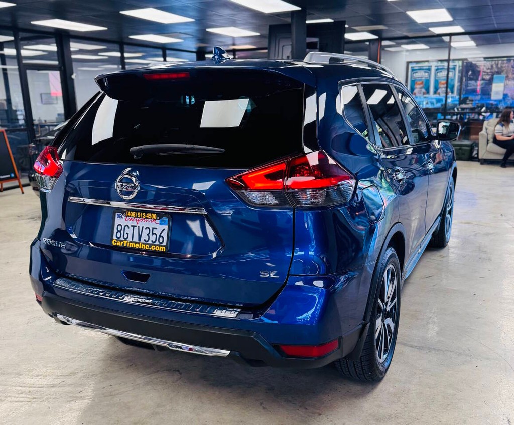 Nissan Rogue Vehicle Full-screen Gallery Image 09