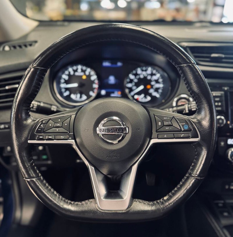 Nissan Rogue Vehicle Full-screen Gallery Image 09