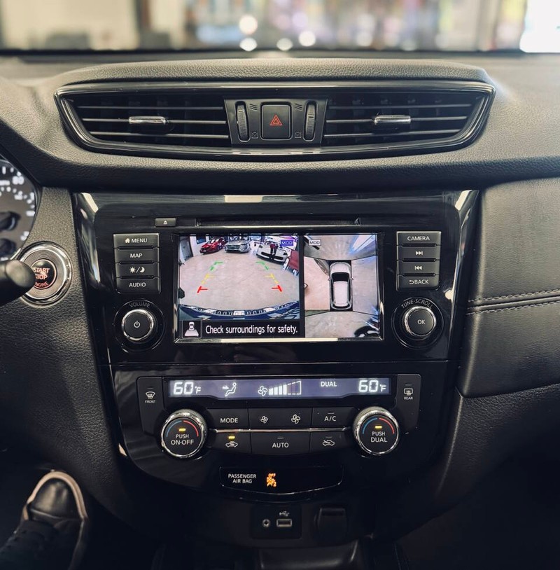 Nissan Rogue Vehicle Full-screen Gallery Image 11