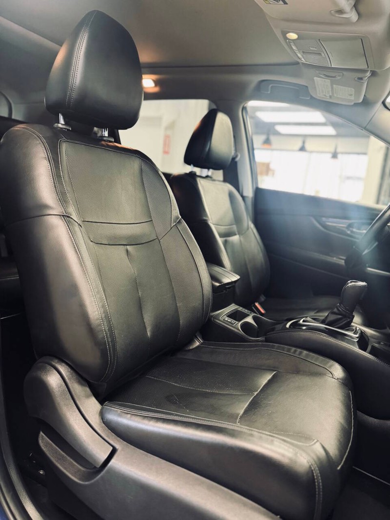 Nissan Rogue Vehicle Full-screen Gallery Image 13