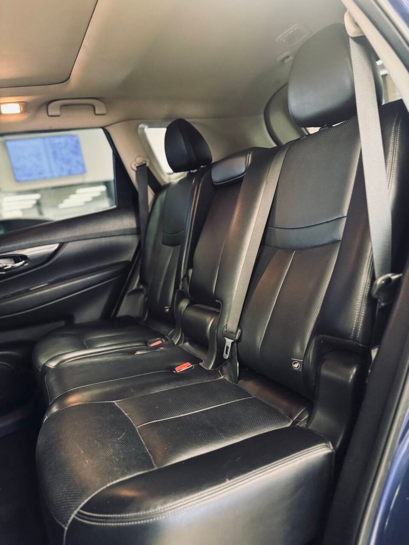Nissan Rogue Vehicle Full-screen Gallery Image 14