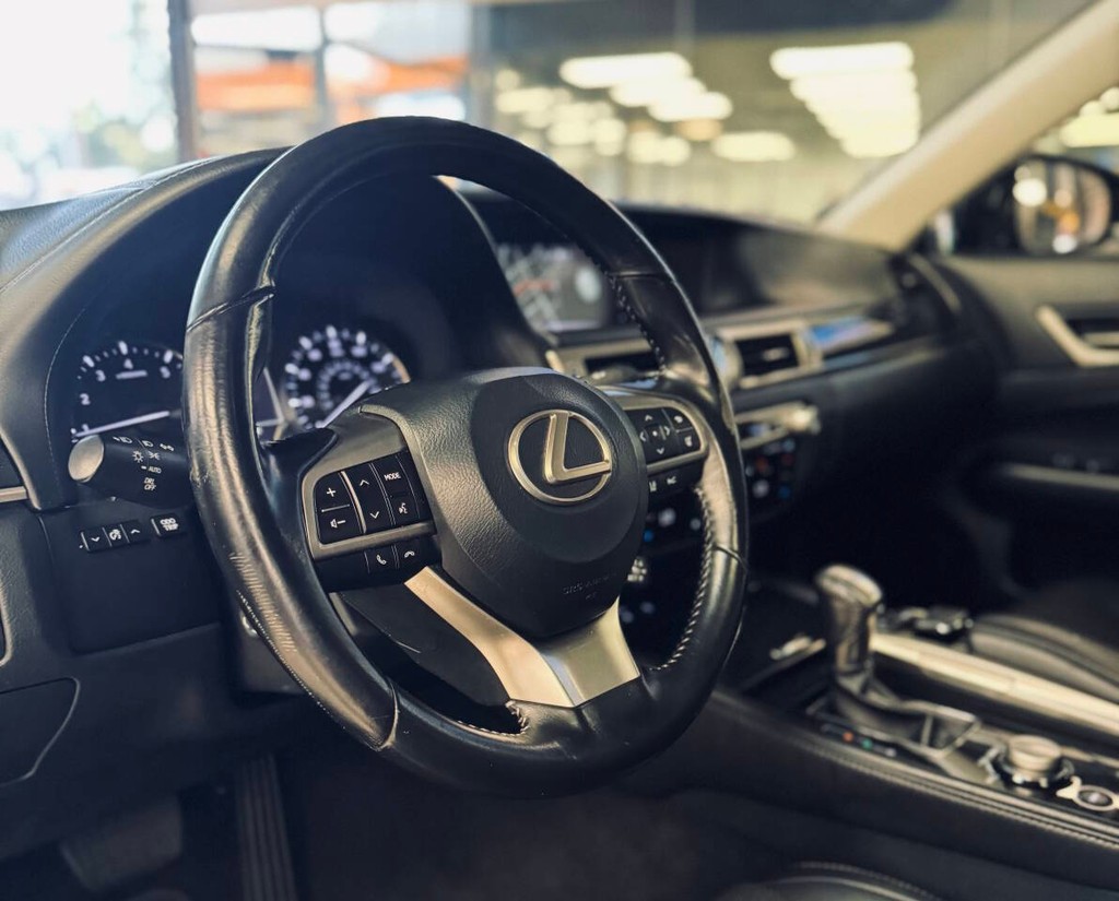 Lexus GS 200t Vehicle Full-screen Gallery Image 09