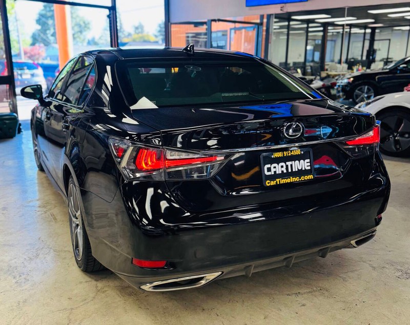 Lexus GS 200t Vehicle Full-screen Gallery Image 05