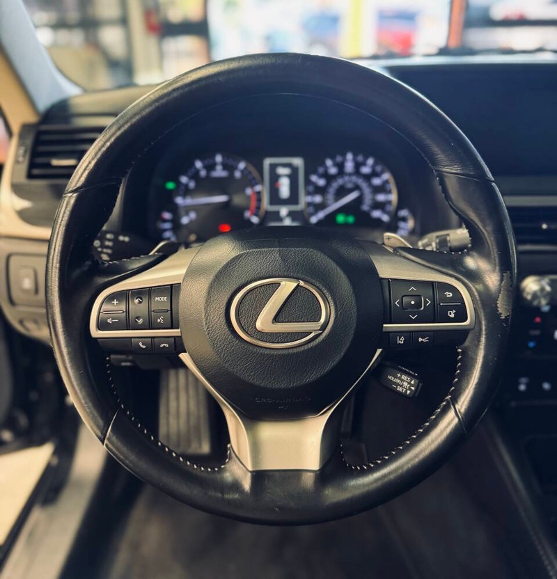 Lexus GS 200t Vehicle Full-screen Gallery Image 08