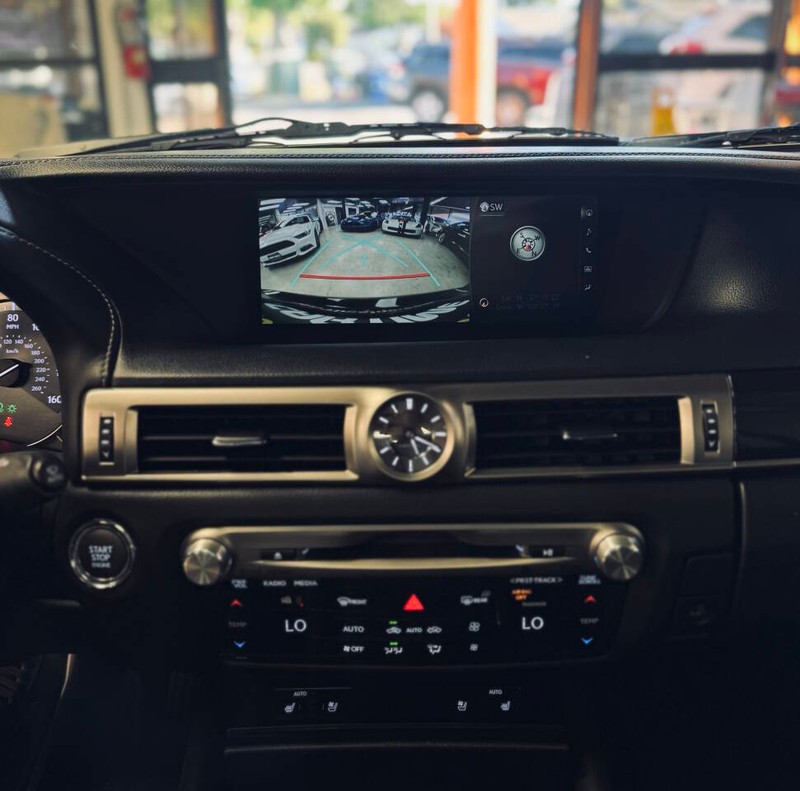 Lexus GS 200t Vehicle Full-screen Gallery Image 10