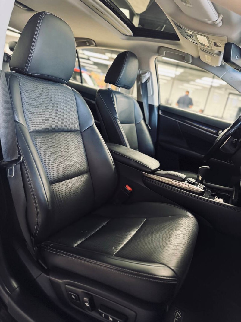 Lexus GS 200t Vehicle Full-screen Gallery Image 14