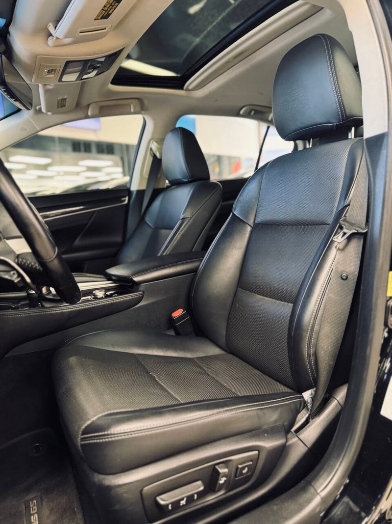 Lexus GS 200t Vehicle Full-screen Gallery Image 15
