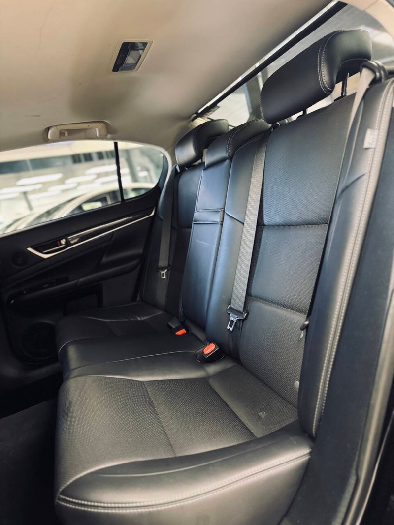 Lexus GS 200t Vehicle Full-screen Gallery Image 16