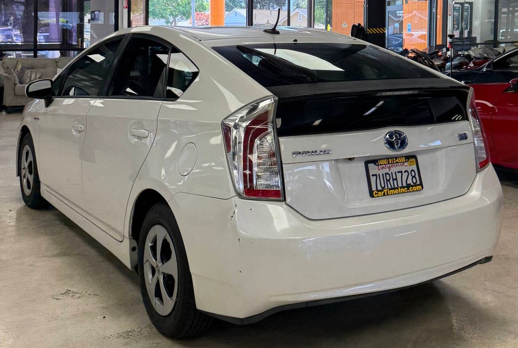 Toyota Prius Vehicle Full-screen Gallery Image 07