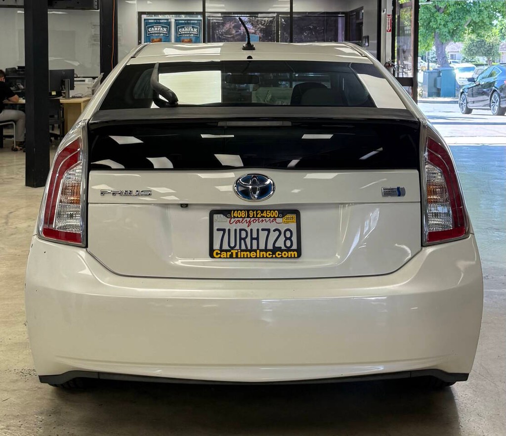 Toyota Prius Vehicle Full-screen Gallery Image 08