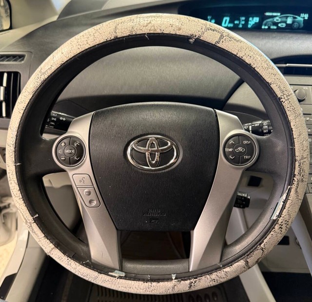 Toyota Prius Vehicle Full-screen Gallery Image 11
