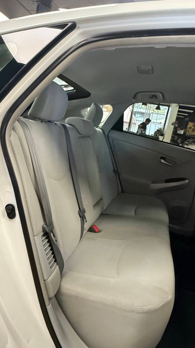 Toyota Prius Vehicle Full-screen Gallery Image 18