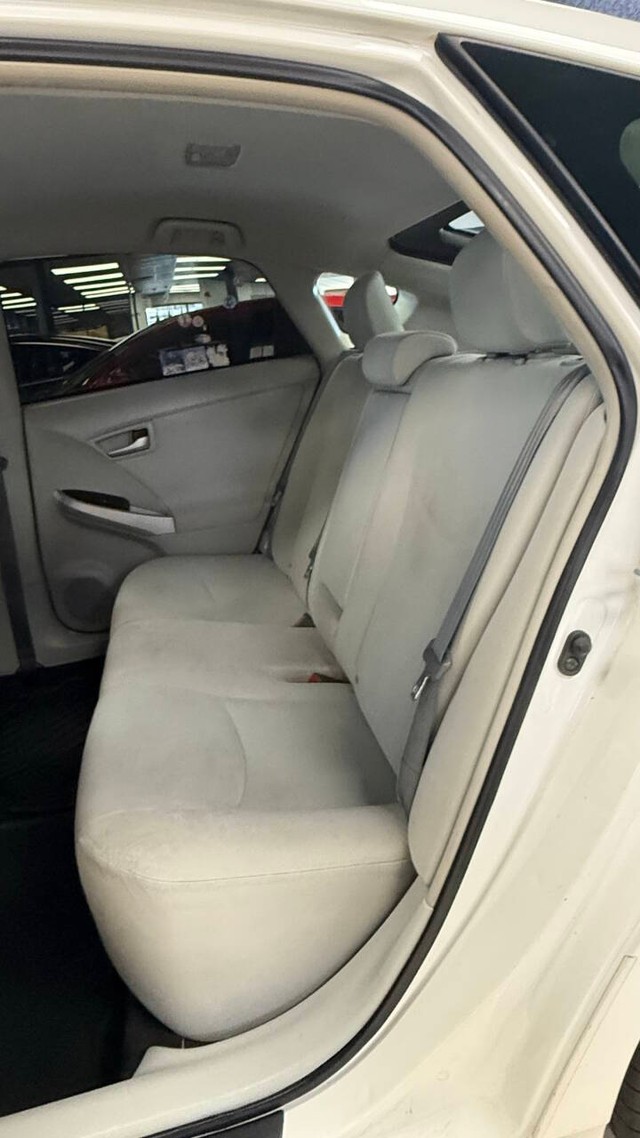 Toyota Prius Vehicle Full-screen Gallery Image 19