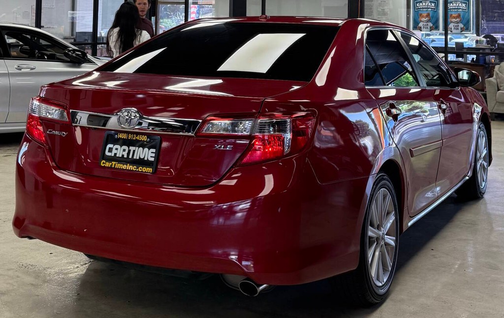 Toyota Camry Vehicle Full-screen Gallery Image 10