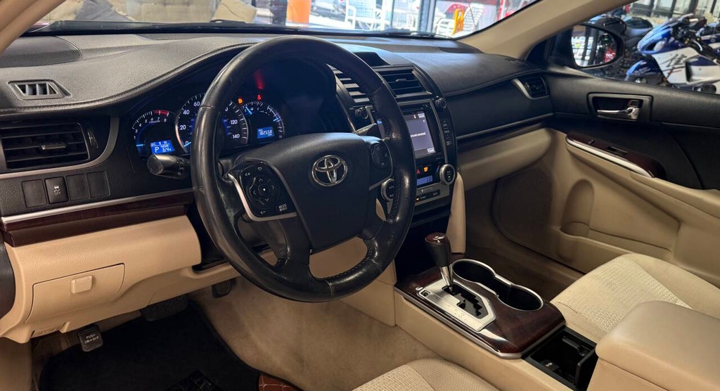 Toyota Camry Vehicle Full-screen Gallery Image 11