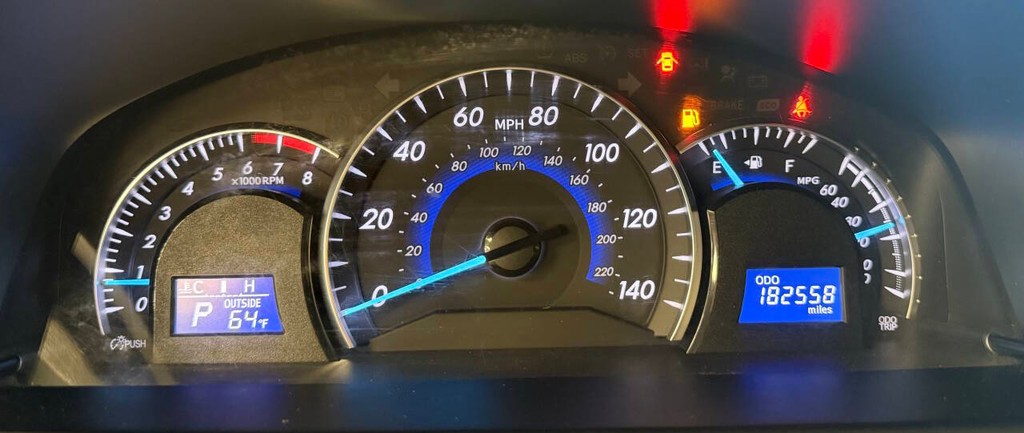 Toyota Camry Vehicle Full-screen Gallery Image 15