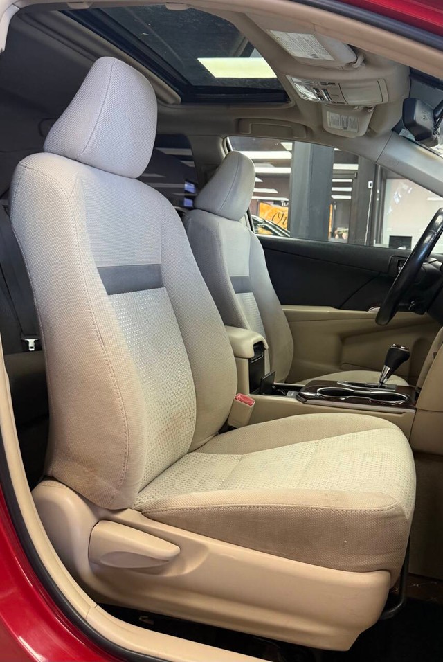 Toyota Camry Vehicle Full-screen Gallery Image 19