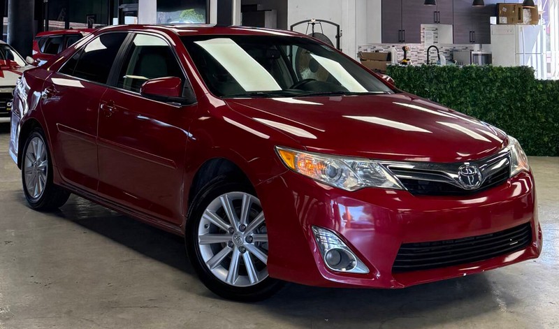 Toyota Camry Vehicle Full-screen Gallery Image 04
