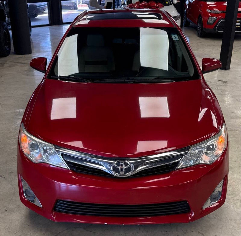 Toyota Camry Vehicle Full-screen Gallery Image 06