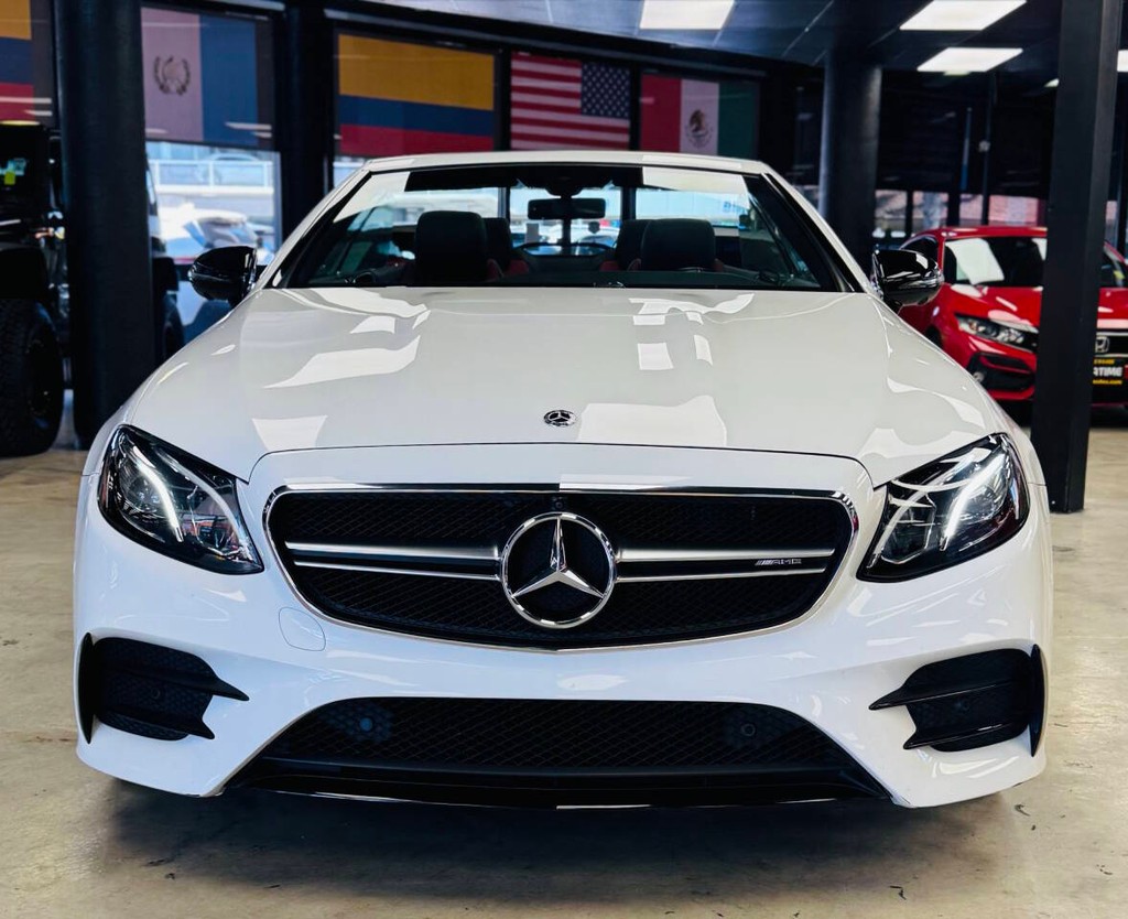 Mercedes-Benz E-Class Vehicle Full-screen Gallery Image 10