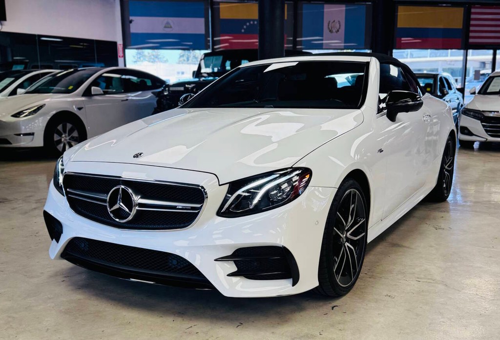 Mercedes-Benz E-Class Vehicle Full-screen Gallery Image 11