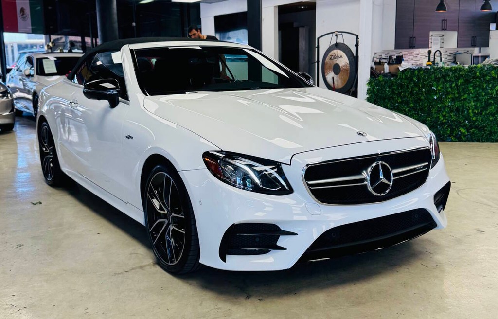 Mercedes-Benz E-Class Vehicle Full-screen Gallery Image 14