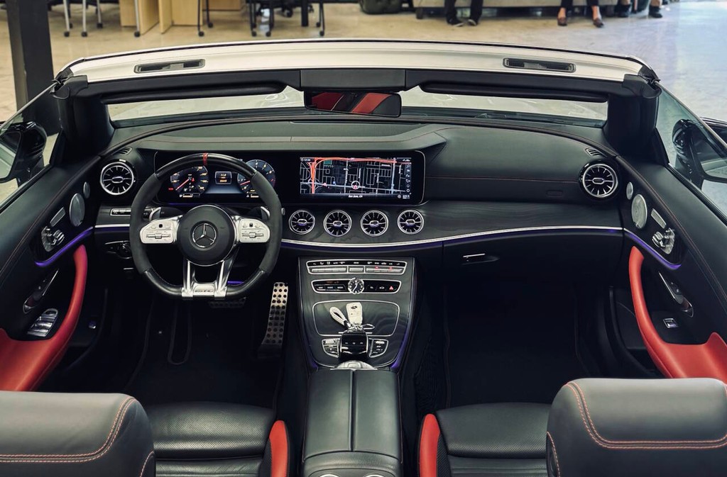 Mercedes-Benz E-Class Vehicle Full-screen Gallery Image 18