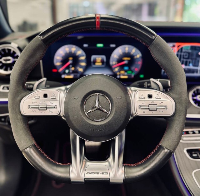 Mercedes-Benz E-Class Vehicle Full-screen Gallery Image 16